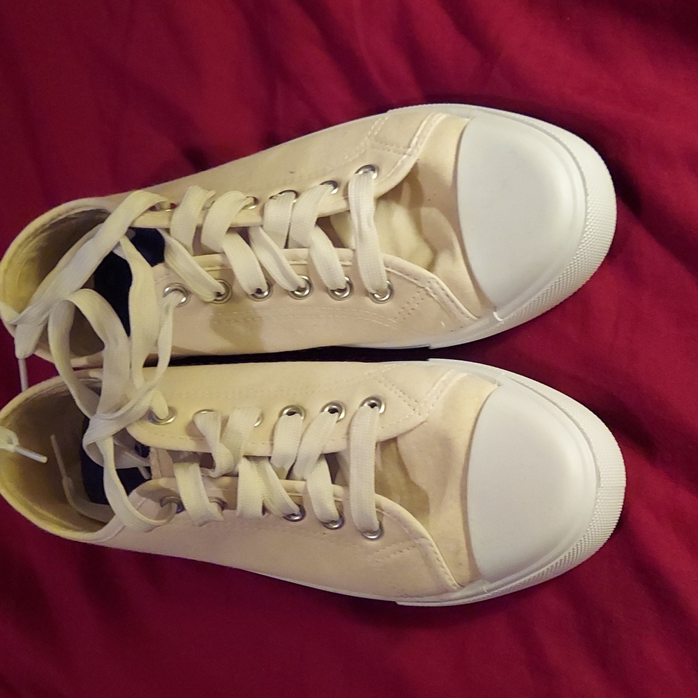 Bobble brooks cream color tennis shoe size 7 womans